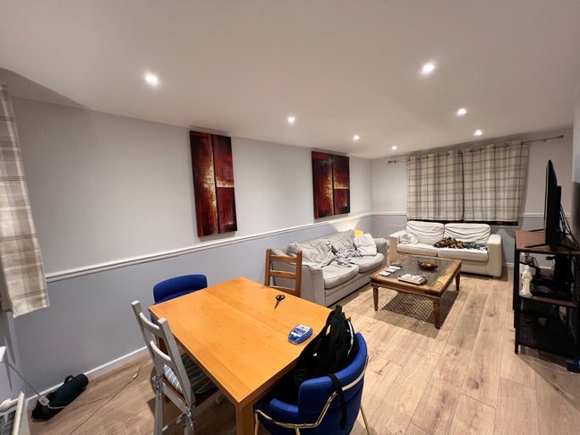 Young professionals/students welcome-awesome house Main Photo