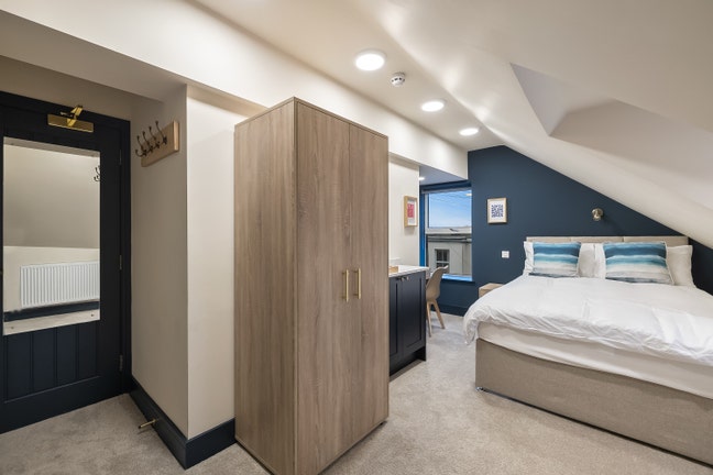 High-End Living - Double En-Suite Room! Main Photo