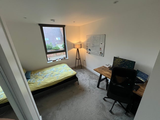 Master bedroom in modern flat in perfect location Main Photo