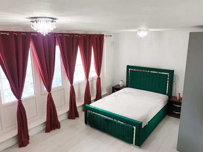 *Extra Large* Room* Central London* With Sofa & TV Main Photo