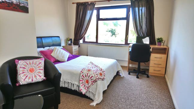 Ensuite near Hospital, Large garden Main Photo