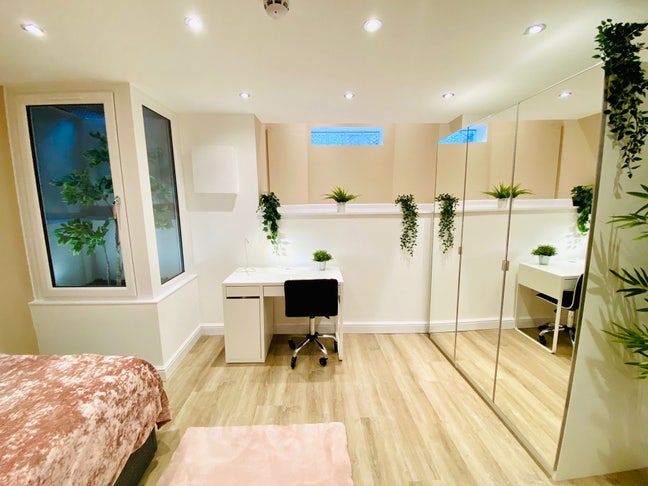 Designer 8 Bed Central Withington  🏡  Main Photo