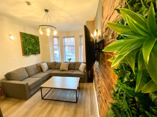 Designer 8 Bed Central Withington  🏡  Main Photo