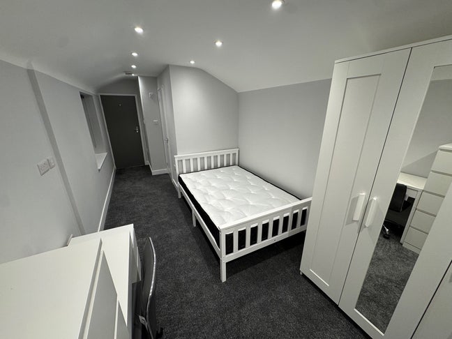 Brand New 5-Bed Property Located Near City Centre Main Photo