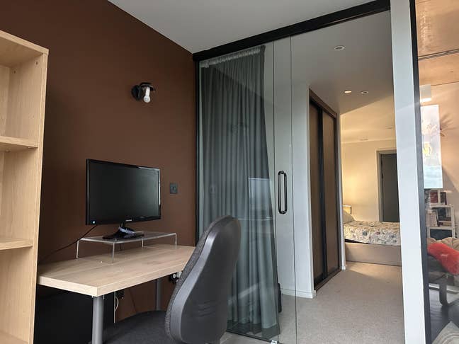 Large ensuite room + private office in 2-bed flat Main Photo