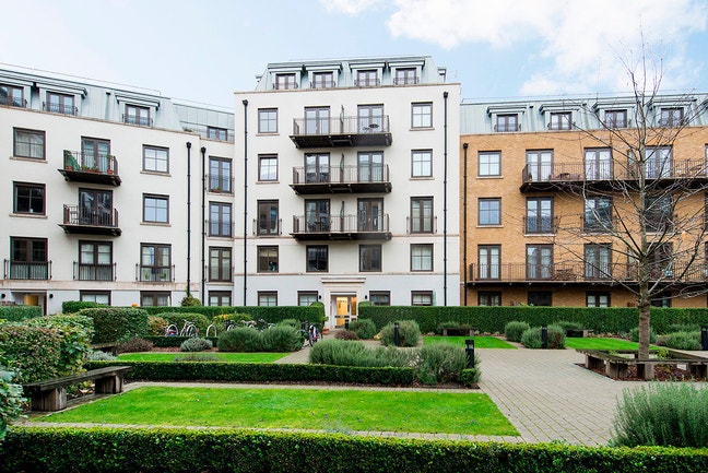 Bright & spacious modern 1 bed in Highbury Gardens Main Photo