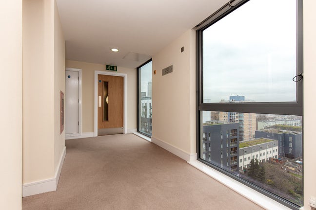 High Rise Modern Built Double Room– E14🏠Poplar Main Photo