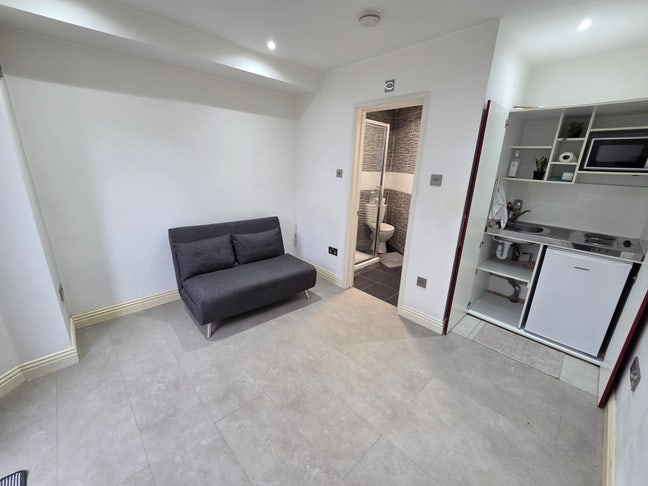 Newly refurbished all bills inclusive studio flat  Main Photo