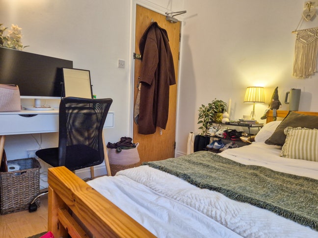 Cosy Double Room - Moy Rd - All Bills Included Main Photo