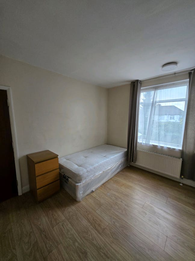 Enfield EN3 Double Room to Let Main Photo