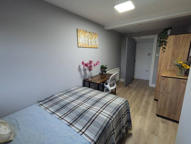 SM1 1QU Double Off-suite Free WIFI/Cleaner  Main Photo