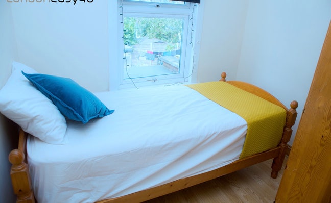 Spacious double room in N17 (72 st Margaret) Main Photo