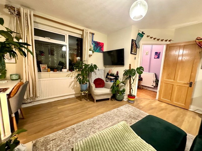 Room available in lovely 3 bed home Main Photo