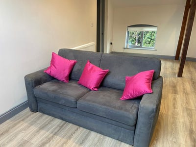  Lovely self contained with own bathroom/lounge Main Photo