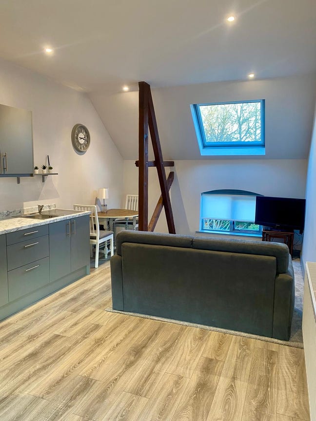  Lovely self contained with own bathroom/lounge Main Photo