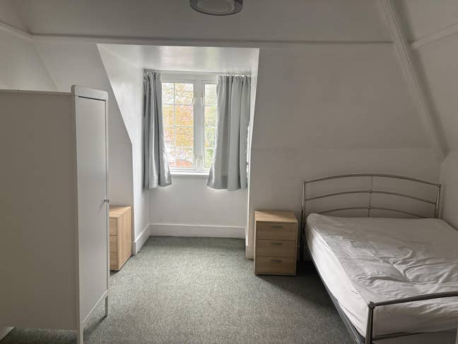 Cheap Furnished room in Fantastic large property  Main Photo