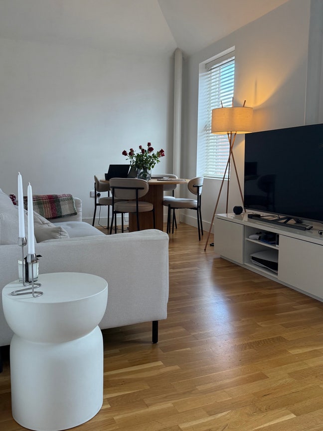 Double en suite bedroom in an upside down house  Main Photo