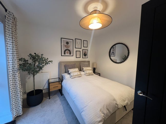 Double room in 4 bed house, sharing with a couple Main Photo