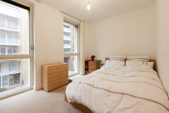 Modern Ensuite Room – Bromley-by-Bow Main Photo