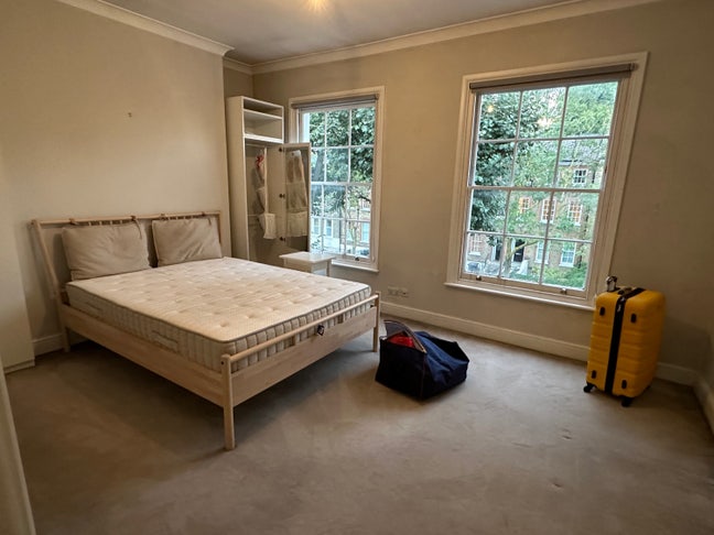 Lovely large bedroom De Beauvoir high ceilings Main Photo