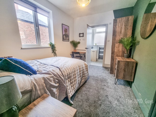 Final Room Available - Double Ensuite Room Main Photo