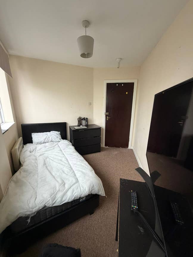 A furnish single room in the heart of town  Main Photo