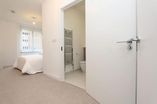 Ensuite and Double Room by London City Airport Main Photo