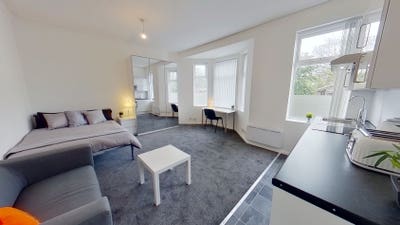 Modern bedsit inc private kitchen inc Main Photo