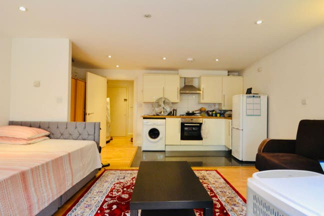 Studio Flat Just 5 Mins Walk South Wimbledon Tb St Main Photo
