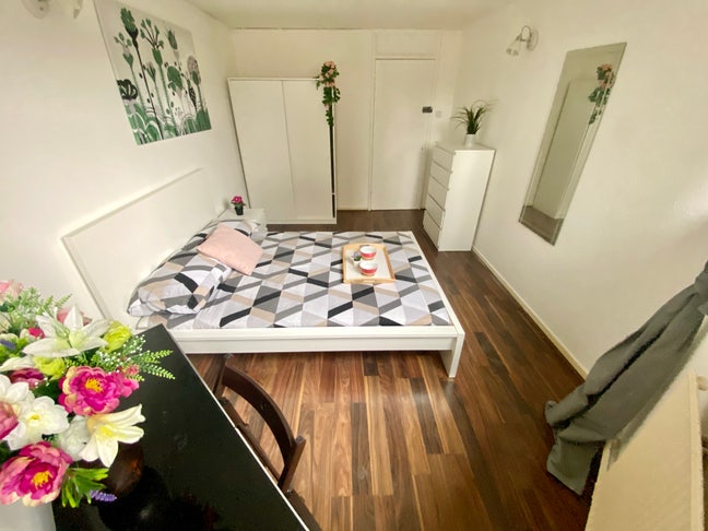 Lovely spacious room to rent in Chelsea Main Photo