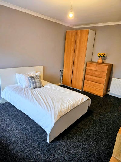 🌟 Large Modern Rm nr Tram Stop No Deposit 🌟 Main Photo