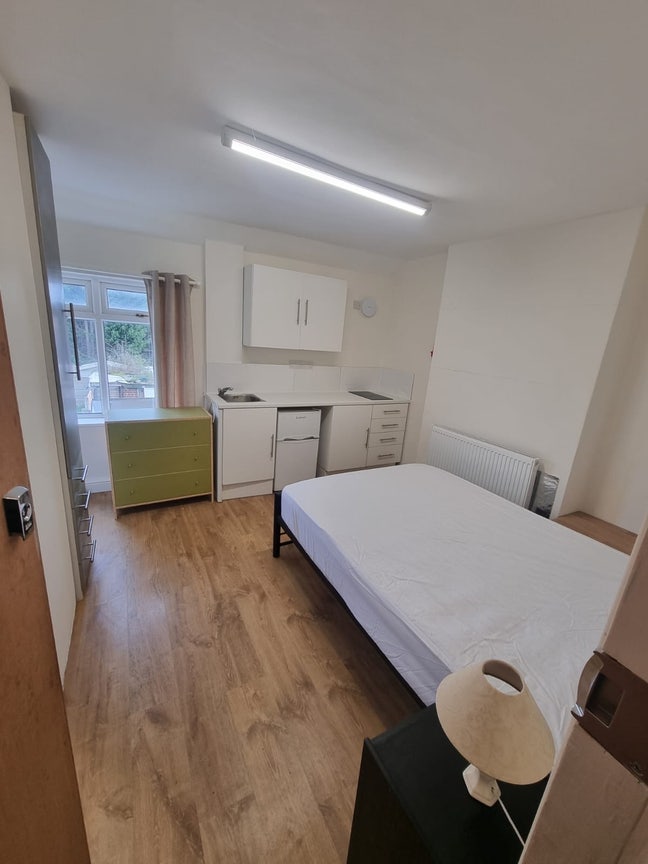 Double room with en-suite and kitchenette Main Photo