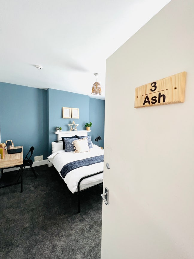 Large Double Room Available 06/01/2026! Main Photo