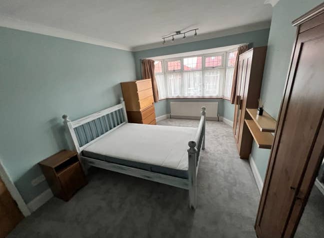 Large bright room with new carpet Main Photo