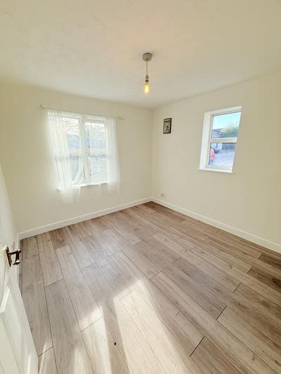 Luxury 2 Bed 1 Bath, 11 Min to London City Airport Main Photo