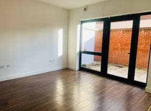 Modern 1-Bedroom Flat with Garden to Let Main Photo