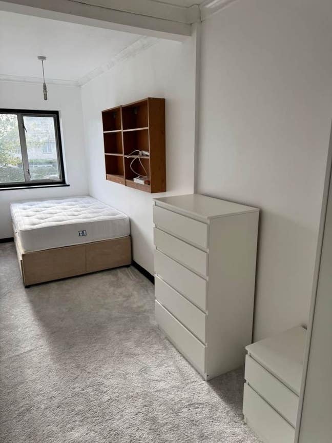 4 Double room is available for rent in - RM18 8XD Main Photo