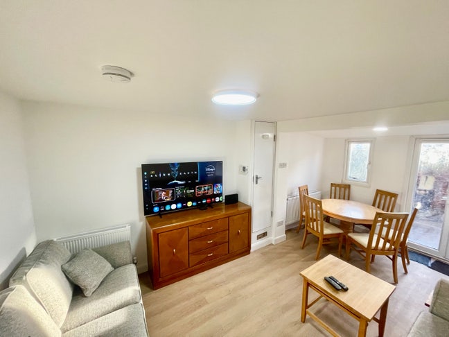 Large double room with en-suite, for single Main Photo