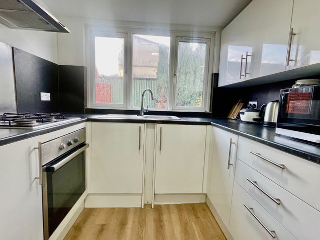 Large double room with en-suite, for single Main Photo