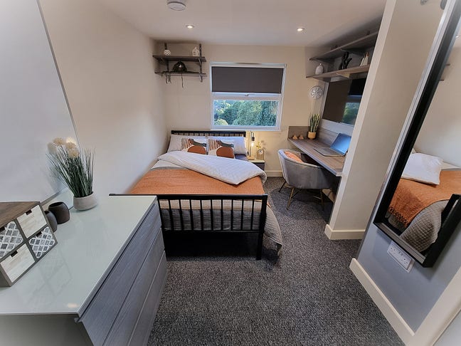 Avail Dec 2025 / Jan 2026 Bills Inc Studio LN1 Main Photo