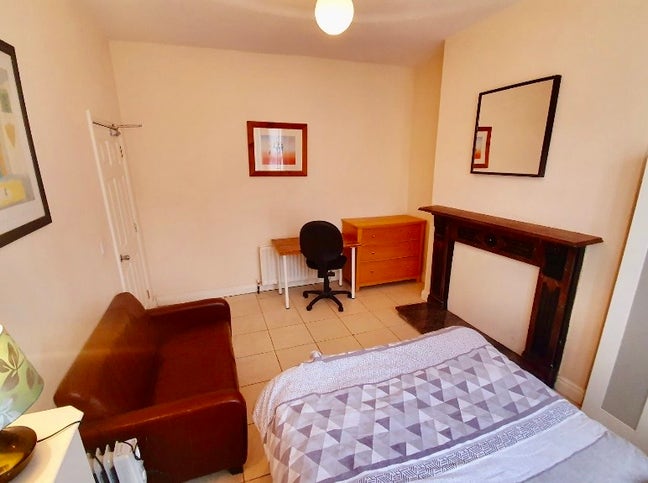 All Bills Included Spacious Room in Stranmillis Main Photo