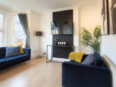 Double Rooms Available in Modern House-share  Main Photo