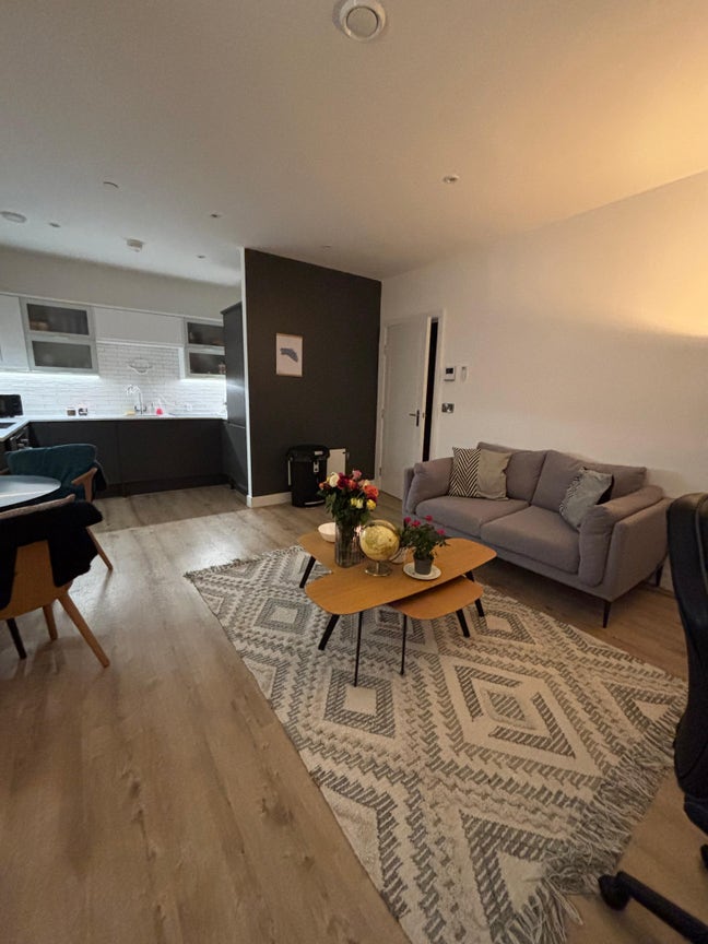 1 bed top floor apartment near city centre Main Photo