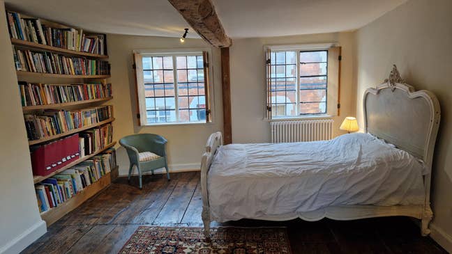 Large double room in central Stroud Main Photo