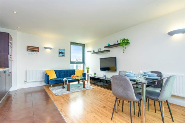 ✨ Lovely Ensuite Room |Gym | Concierge| 1 Min Dlr✨ Main Photo