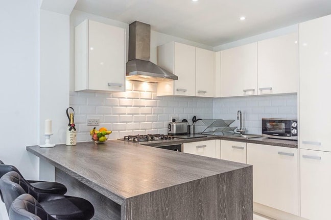 Large bedroom with own bathroom near Canary Wharf  Main Photo