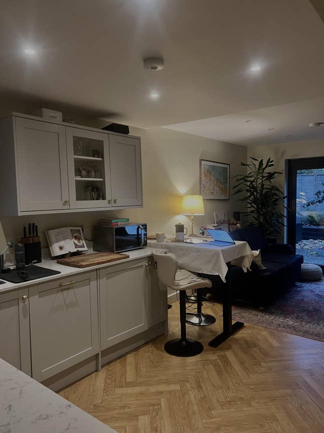 An ensute room to rent for the period Dec/Jan/Feb Main Photo