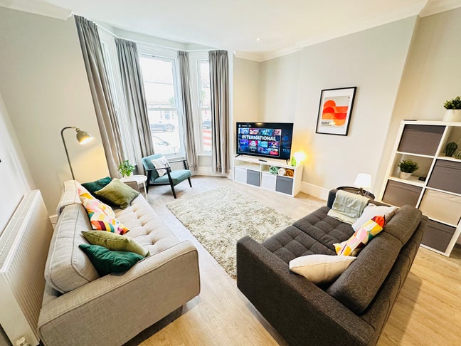 1 Huge Bright En-suite in Luxury House Share-Desk Main Photo