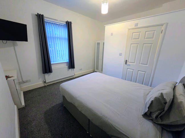 Great Value Double En-Suite / 1stFloor Large Room  Main Photo