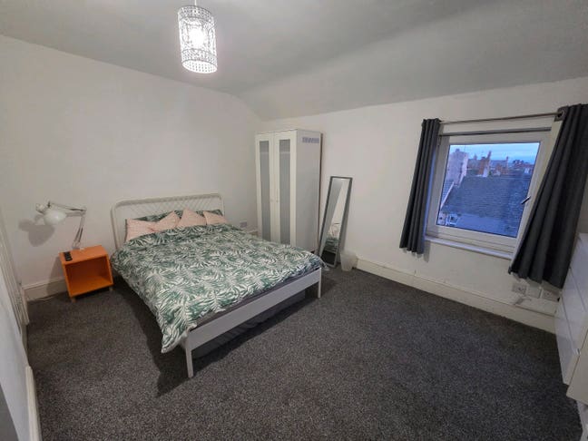 Great Value Double En-Suite / 1stFloor Large Room  Main Photo